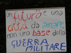 cartellone di protesta contro la costruzione della nuova base militare Dal Molin
