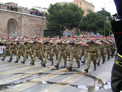 militari in strada