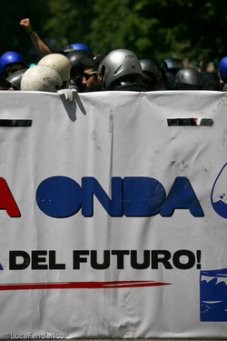 Foto della manifestazione contro G8 a Torino.