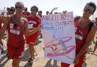 Baywatch protestano sulle spiagge di Rimini