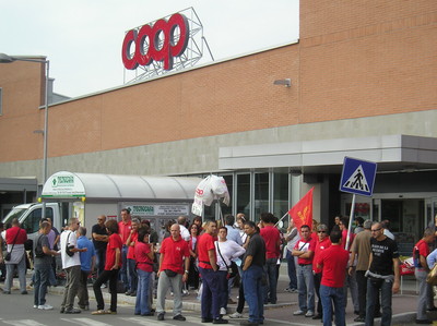 1- Presidio operai della Fini Compressori davanti alla Coop - 2 ottobre 2009
