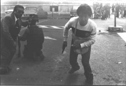 Famosa foto di Tano D'Amico: poliziotti in borghese e armati al coreto del 12 maggio 1977