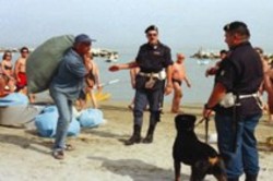 Rimini, ambulanti resistono alla polizia